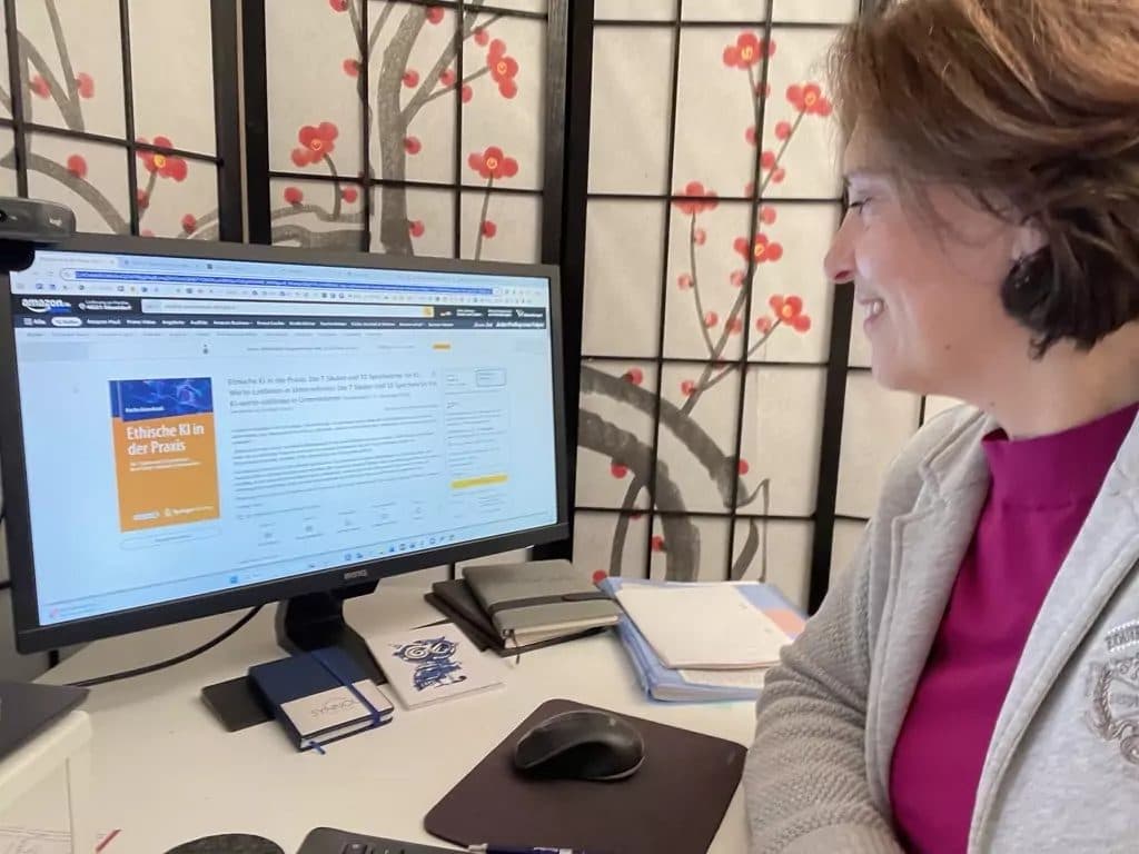Martha Giannakoudi am Bildschirm mit ihrem Buch „Ethische KI in der Praxis“
