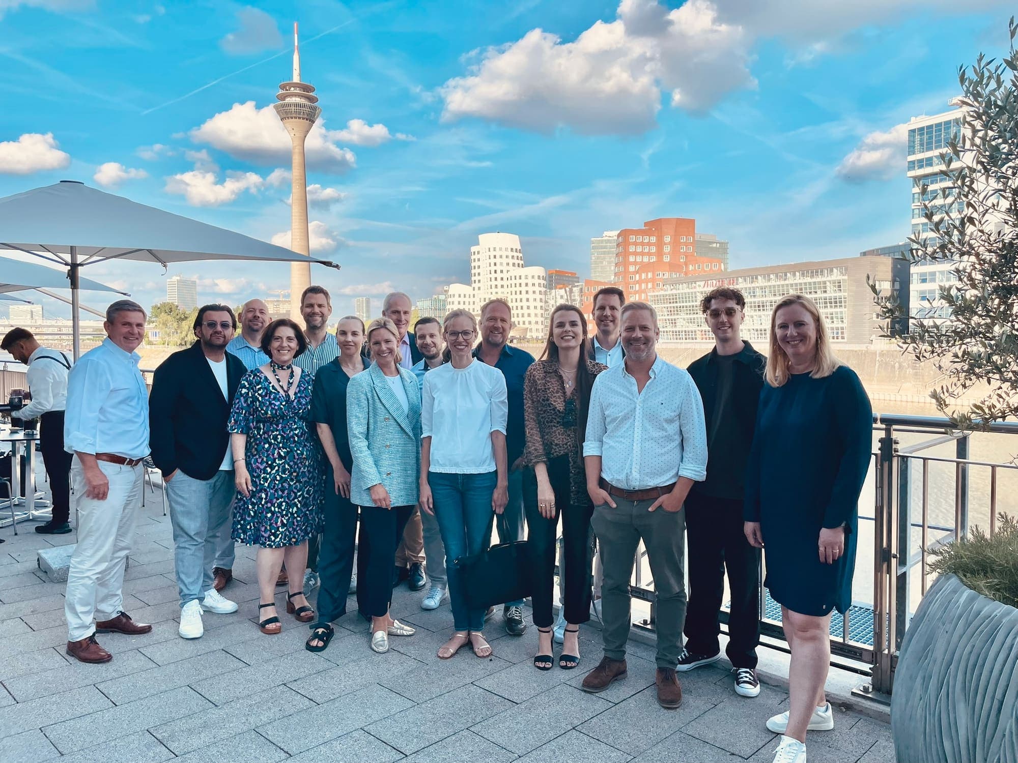 Teilnehmer*innen und Absolvent*innen der KI Business School beim KI-Konnect-Treffen im Düsseldorfer Medienhafen