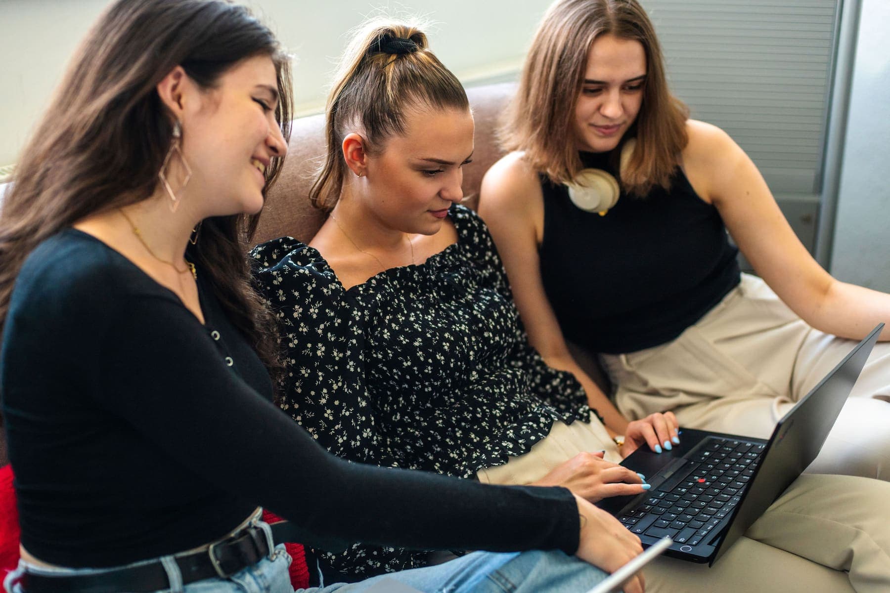 Drei Teilnehmerinnen arbeiten gemeinsam am Laptop