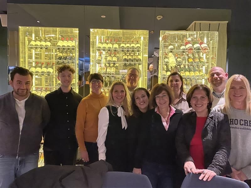 Gruppe am Abend beim KI Afterwork