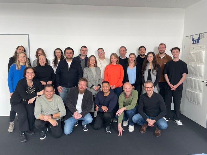 Große Gruppe im Schulungsraum
